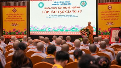 Thượng tọa Thích Chiếu Tuệ đạo từ tại Lễ khai mạc khóa thực tập thuyết giảng cho Tăng Ni 