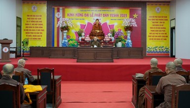 Hòa thượng Thích Bảo Nghiêm ban huấn từ đến chư tôn đức Ban Giảng sư của 18 trường hạ