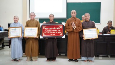 Ban Thường trực tỉnh trao Bằng tuyên dương công đức, khánh vàng lưu niệm đến lãnh đạo Ban Trị sự Phật giáo các huyện thị thành 