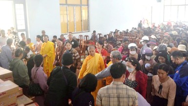  Ban Từ thiện xã hội Phật giáo TP.Buôn Ma Thuột trao quà cho các gia đình tại xã Ea Tul, H.Cư M’gar