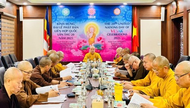 Chư tôn đức Ban Thường trực Hội đồng Trị sự họp tại chùa Quán Sứ - Ảnh: T.M.Q