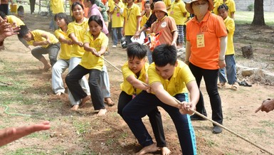 Nhiều trò chơi rèn luyên thể chất cho thanh thiếu niên tại khóa tu