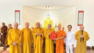 Hòa thượng Thích Huệ Thông trao quyết định đến Đại đức Thích Pháp Quang