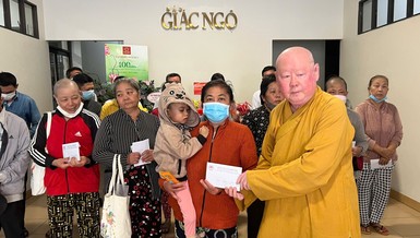 Hòa thượng Thích Duy Trấn trao tiền của bạn đọc hỗ trợ bệnh nhân nghèo - Ảnh: BTTXH BGN