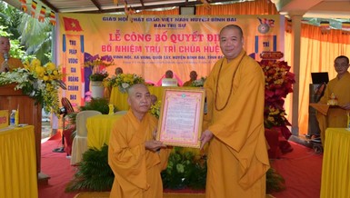 Thượng tọa Thích Trí Thọ trao quyết đến Đại đức Thích Huệ Trang, trụ trì chùa Huệ Lâm