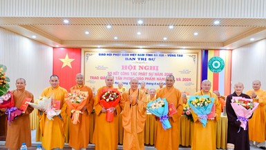 Chư tôn đức đại diện 7 Ban Trị sự GHPGVN huyện, thành phố thuộc GHPGVN tỉnh nhận hoa tri ân