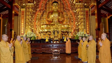 Chư Tăng cử hành khóa lễ tại chánh điện Việt Nam Quốc Tự - Ảnh: Bảo Toàn/BGN