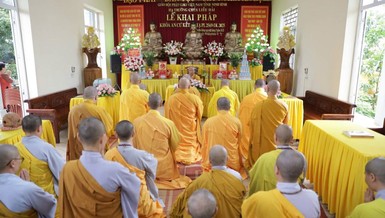 Tăng, Ni hành giả trường hạ Liêu Hải đảnh lễ Hòa thượng Hạ chủ trường hạ