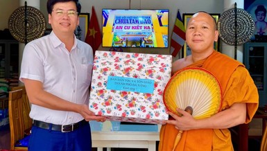 Ông Nguyễn Cao Cường trao quà đến chư Tăng trường hạ chùa Tam Bảo đến Đại đức Thích Pháp Hiếu