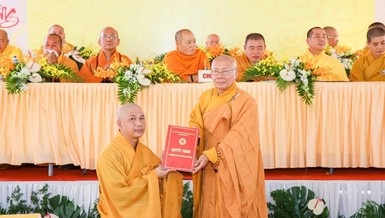 Hòa thượng Thích Trí Huệ trao quyết định bổ nhiệm trụ trì chùa Xuân An đến Đại đức Thích Quảng Thắng