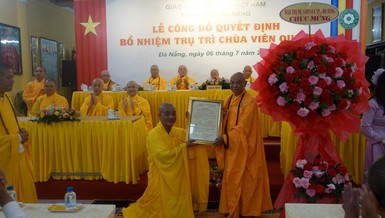 Hòa thượng Thích Từ Nghiêm trao quyết định bổ nhiệm Đại đức Thích Thông Tuệ làm trụ trì chùa Viên Quang