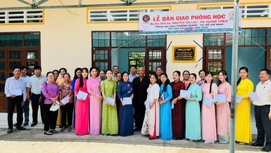 Các thầy cô Trường Tiểu học Long Thắng 1 trong niềm vui khánh thành phòng học cho học sinh