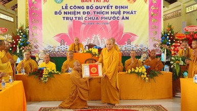 Thượng tọa Thích Tĩnh Triệt trao uyết định bổ nhiệm trụ trì chùa Phước Ân đến Đại đức Thích Huệ Phát
