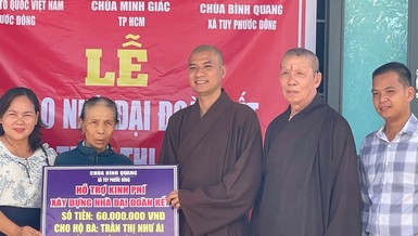 Đại diện chùa Minh Giác và Bình Quang trao bảng ủng hộ kinh phí xây nhà cho bà Trần Thị Như Ái