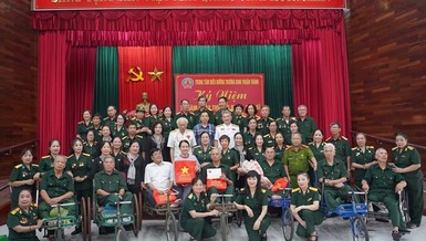 Ban Chủ nhiệm thăm hỏi tới các thương binh, bệnh binh tại Trung tâm Thuận Thành, tỉnh Bắc Ninh