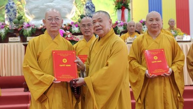 Trưởng lão Hòa thượng Thích Thiện Pháp trao quyết định công cử Thượng tọa Thích Quảng Tâm giữ chức vụ Trưởng ban Trị sự tỉnh Tây Ninh nhiệm kỳ 2022-2027