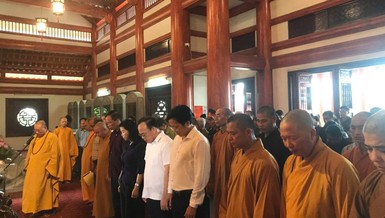 Chư tôn đức và lãnh đạo các cơ quan tỉnh dành phút mặc niệm các anh hùng, liệt sĩ