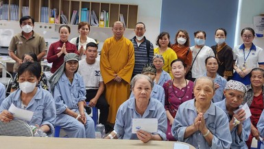 Đoàn từ thiện trao quà đến các bệnh nhân nghèo