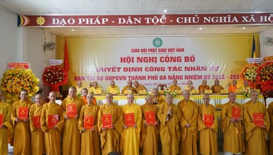 Trưởng lão Hòa thượng Thích Thiện Pháp và Hòa thượng Thích Huệ Thông trao quyết định đến chư tôn đức Ban Thường trực Ban Trị sự TP.Đà Nẵng