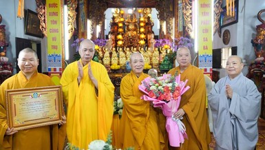 Hòa thượng Thích Bảo Nghiêm trao Bằng tuyên dương công đức, tặng hoa tri ân đến các cá nhân, tập thể chư tôn đức Ban Trị sự quận, huyện (cũ) 