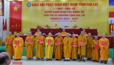 Hòa thượng Thích Huệ Thông trao quyết định đến chư tôn đức Ban Thường trực