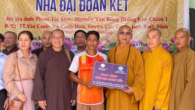 Chư tôn đức bàn giao nhà mới đến gia đình ông Nguyễn Văn Dũng, cư trú tại xã Canh Hòa