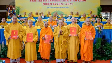 Trưởng lão Hòa thượng Thích Thiện Pháp trao quyết định đến Ban Thường trực Ban Trị sự GHPGVN tỉnh 