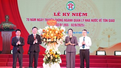 Bà Trần Thị Minh Nga, Phó Trưởng ban Tôn giáo Chính phủ tặng hoa chúc mừng tại lễ kỷ niệm