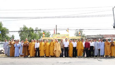 Chư tôn đức Tăng Ni, đại diện chính quyền địa phương và Phật tử trong ngày vui của Đạo tràng Bửu Minh