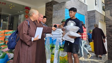 Ban Từ thiện xã hội GHPGVN TP.Huế trao quà hỗ trợ cho bà con tỉnh Nghệ An bị ảnh hưởng bão lũ