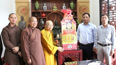 Lãnh đạo Sở Dân tộc và Tôn giáo tỉnh chúc mừng Ban Trị sự tỉnh Quảng Ngãi sau kiện toàn nhân sự Ban Trị sự