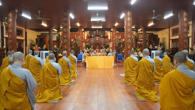 Ni trưởng Thích Đàm Lan sách tấn hành giả Ni tại trường hạ chùa Đại Từ Ân