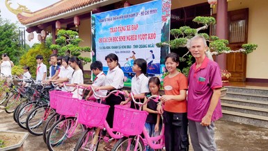 Đoàn tặng 10 chiếc xe đạp cho các em học sinh giỏi Trường Phổ thông dân tộc bán trú - Trung học Cơ sở Kon Braih