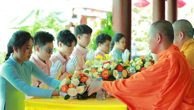 Phật tử dâng hoa cúng dường chư tôn đức tại Khóa tu tuổi trẻ lần 4 với chủ đề "Yêu thương tiếp nối"