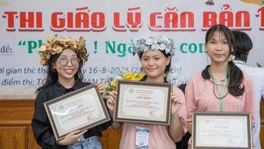 Phật tử Ngọc Quý (bìa trái) đạt giải nhất hội thi