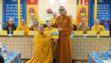 Thượng tọa Thích Quảng Lộc trao quyết định bổ nhiệm trụ trì chùa Phước Long đến Thượng tọa Thích Hải Đạt