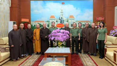 Ban Thường trực Ban Trị sự TP.HCM chúc mừng lãnh đạo Công an TP.HCM nhân Ngày truyền thống Lực lượng Công an Nhân dân - Ảnh: Bảo Toàn