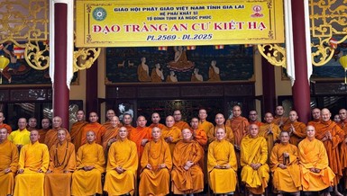 Ban Thường trực chụp ảnh lưu niệm tại trường hạ tịnh xá Ngọc Phúc