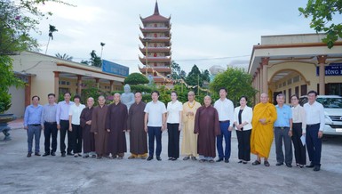 Phái đoàn lãnh đạo Tỉnh ủy Đồng Tháp chụp ảnh lưu niệm cùng chư tôn đức Ban Thường trực Ban Trị sự Phật giáo tỉnh