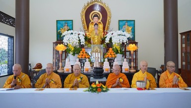 Chư tôn đức trì tụng kinh Vu lan - Báo hiếu