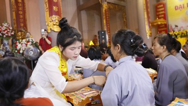 Cài hoa hồng Vu lan cho Phật tử tham dự