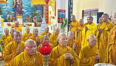 Chư tôn đức niêm hương Tam bảo tại Giác linh đường Hòa thượng Thích Huệ Tâm