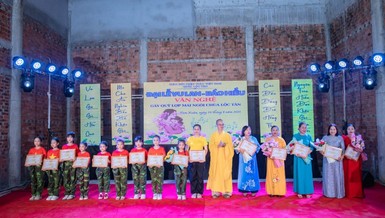 Ban Tổ chức trao Bằng công đức đến các cá nhân, đơn vị