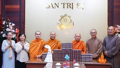 Đại diện Viện Nghiên cứu Phật học VN tặng bộ kinh Bản Duyên đến Ban Trị sự tỉnh