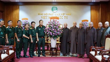 Đại tá Nguyễn Thanh Bình tặng hoa chúc mừng chư tôn đức nhân mùa Vu lan - Báo hiếu