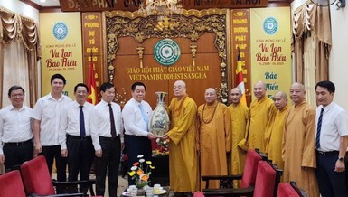 Ông Nguyễn Trọng Nghĩa thăm, chúc mừng chư tôn đức Trung ương GHPGVN