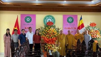 Lãnh đạo địa phương trao tặng lẵng hoa chúc mừng chư Tăng, Ni tại Lễ tạ pháp khóa An cư kiết hạ