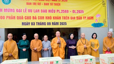Hòa thượng Thích Lệ Trang chia sẻ với bà con P.Hòa Hưng trước buổi trao quà - Ảnh: Bảo Toàn/BGN