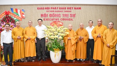 Trung tướng Mai Hoàng thăm Trưởng lão Hòa thượng Chủ tịch Hội đồng Trị sự GHPGVN nhân Đại lễ Vu lan