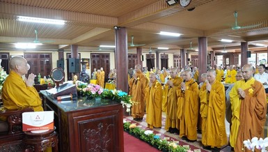  Chư Tăng Ni trong Ban Chức sự và Ban Thị giả đối trước Hòa thượng Đường chủ dâng lời tác bạch hoàn chức sự